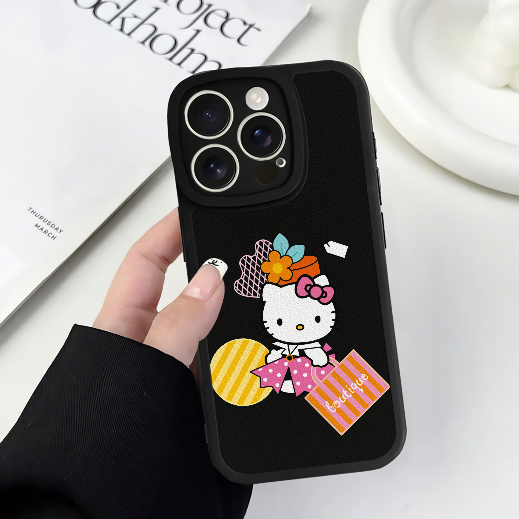 （画像用） Hello Kitty ハローキティ 【iPhone 16シリーズ対応】シリコンスマホケース（レザー調） 材質：シリコン